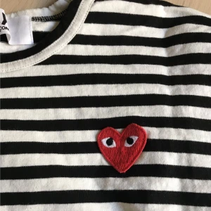  - En randig svart vit comme Des garcons tröja med långa ärmar i super fint skick! Använd ett fåtal gånger. Köpt i Paris förra sommaren. 