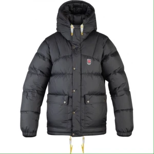  - Säljer min svarta fjällräven expedition down jacka, storlek XS (unisex, stor i storlek.) Använd 2 säsonger. Kan ev. behöva en tvätt, men annars är den i gott skick. Super varm och bekväm. ❄️❄️ (Nypris ca 8000:-) 
