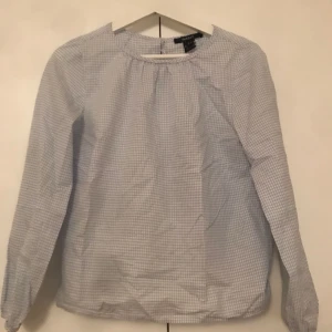  - Oanvänd (och ostruken) söt blus från Gant. Möts upp i Stockholm eller Linköping annars tillkommer frakt på 23 kr!💕