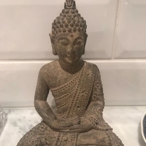  - Buddha statue (inredningsdetalj).   Höjd: 20cm