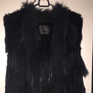  - Säljer min fina pälsväst då den inte används numera. Bra skick. Pris 650kr.