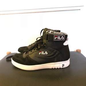 Knappt använda FILA skor i storlek 38. OBS stor i storleken så skulle säga att dem passar dig som har  38.5 - 39.