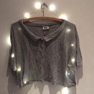  - Grå kort T-shirt från weekday. skrynklig på bilden för tog den direkt ur garderoben hehe. Köpare står för frakt🤗