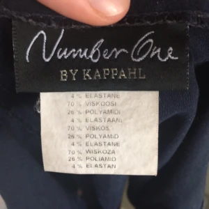  - Shorts i marinblått som är stretchiga och sparsamt använda! Från början avklippta byxor som är upprullade✨ Köparen står för frakten