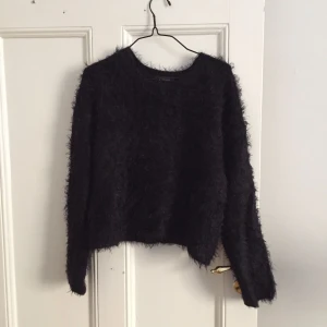  - Svart fluffig tröja från gina 