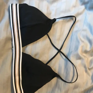  - Svarta bikinin i strl 36 och blommiga i storlek XS. Båda från H&M. 40kr/st båda för 60kr. Underdel går att få med utan extra kostnad till den svarta, men den blommiga finns dessvärre inte kvar. En för 40kr Två för 60 gäller ALLA bikinisar på min sida! 