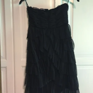  - Svart klänning med volanger och tyll. Jättefin och härlig men säljer pga för liten. 