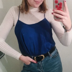  - JÄTTEsnyggt blått linne att t.ex ha över t-shirts och andra tröjor!!!