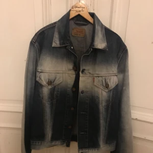  - Levis Jeansjacka 70500 04 factory bleached. liten L sitter mer som en M. Hämtas i Uppsala eller skickas spårbart för 53 SEK 