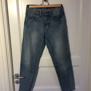  - Slitna jans från Chiquelle! Bra skick med slitningar som ”ska” vara där. De är cropade med slitningar nertill. 