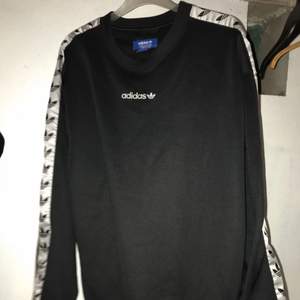 Adidas sweatshirt i storlek S från zalando. Haft den i 3 månader  Kan skicka, har swish, köparen betalar frakt