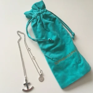  - oanvänt halsband från sophie by sophie. fick det förra julen, men då jag inte använder smycken har jag bara tagit ut den ur förpackningen för att ta dessa bilder. ligger i en ziplock-påse som i sin tur ligger i påsen man ser på första bilden, precis som när man köper i butik. kostade ursprunligen ca 1000 kr och materialet heter ”rhodium plated sterling silver”. kmr lägga upp många annonser närmsta tiden och ju fler plagg du vill ha, desto större mängdrabatt får du. möts upp i sthlm eller skickar om du betalar frakten.