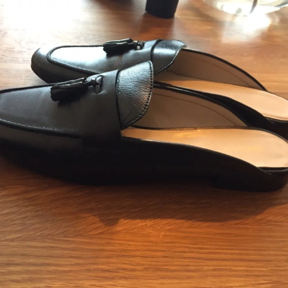Svarta läder-slippers från ASOS. Storlek 40 men små i storleken så skulle säga 39. Tyvärr för små för mig därför aldrig använda ❣️. Skor.