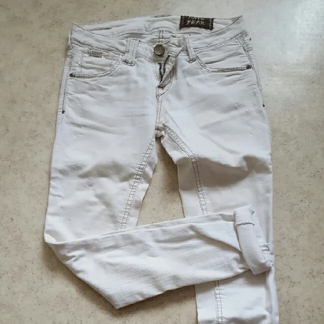 Super snygga tjejiga vita byxor Denim Basic liten i storlek passar 34 i strl lite stretchiga i bra skick/inget öppet köp.. Jeans & Byxor.