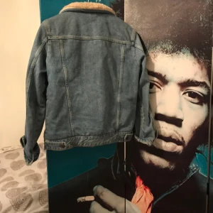  - Nästintill oanvänd jeansjacka från topshop. Den är i storlek 38, men har även passat mig bra som oftast har 36. Fraktkostnad tillkommer. Nypris 849kr
