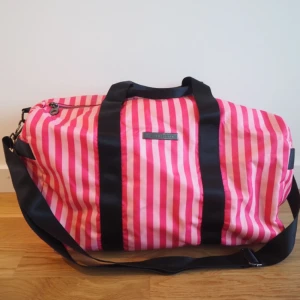  - Sportbag väska från Victorias Secret. Använd men ser ny ut!