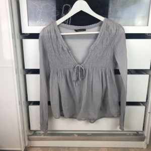  - Superfin blus med knytning från MADE IN ITALY, strl xs! Endast använd vid  2-3 tillfällen så i superfint skick! 