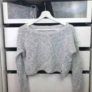  - Grovatickad tröja från Hollister i croppad modell. Strl xs! 