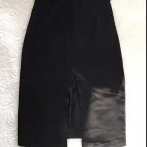 Long pen skirt with a sleeve in the middle 