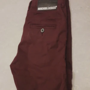  - Knappt använda. Superskick. Slim fit modell som heter heywood från märket Dr Denim. Vinröda stl 26/32. Unisex   Se gärna mina övriga annonser. Jag kan samfrakta vid flera köp. 