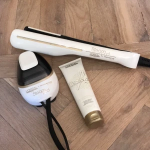  - plattången har ett jämnt flöde av ånga och tillsammans med L'Oréal Professionnels speciellt framtagna hårvårdsprodukter ger den ett platt hår enkelt och smidigt, med hållbar effekt. Den anodiserade beläggningen på plattorna ger ett skydd mot repor och erbjuder då optimal glans, och de dubbla plattorna ger ett likformigt tryck oavsett hårslingans tjocklek. Den löstagbara kammen hjälper till att sprida ut håret över plattan för maximalt resultat - för ett fantastiskt, glänsande och platt hår!