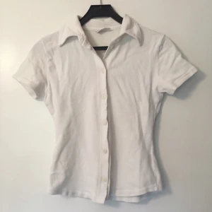  - Skjorta i manchester-material! Märkt L men är max M enligt mig. 60 kr frakt inkluderat :)