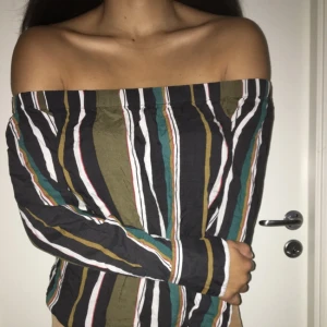  - Superfin axellös randig topp. Sparsamt använd. Finns i Stockholm eller skickas mot fraktkostnaden.