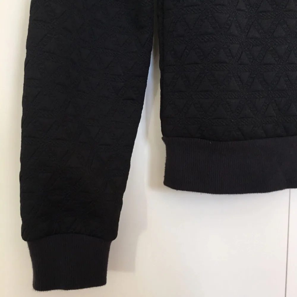 Svart sweatshirt från HM i fint mönster.  Passar XS. Skönt material, inte för varm.. Tröjor & Koftor.