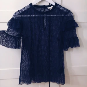  - En helt oanvänd marinblå spetstopp ifrån HM. 