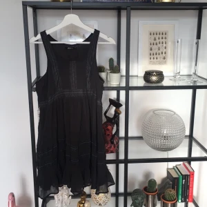  - Supersöt mörkgrå klänning 