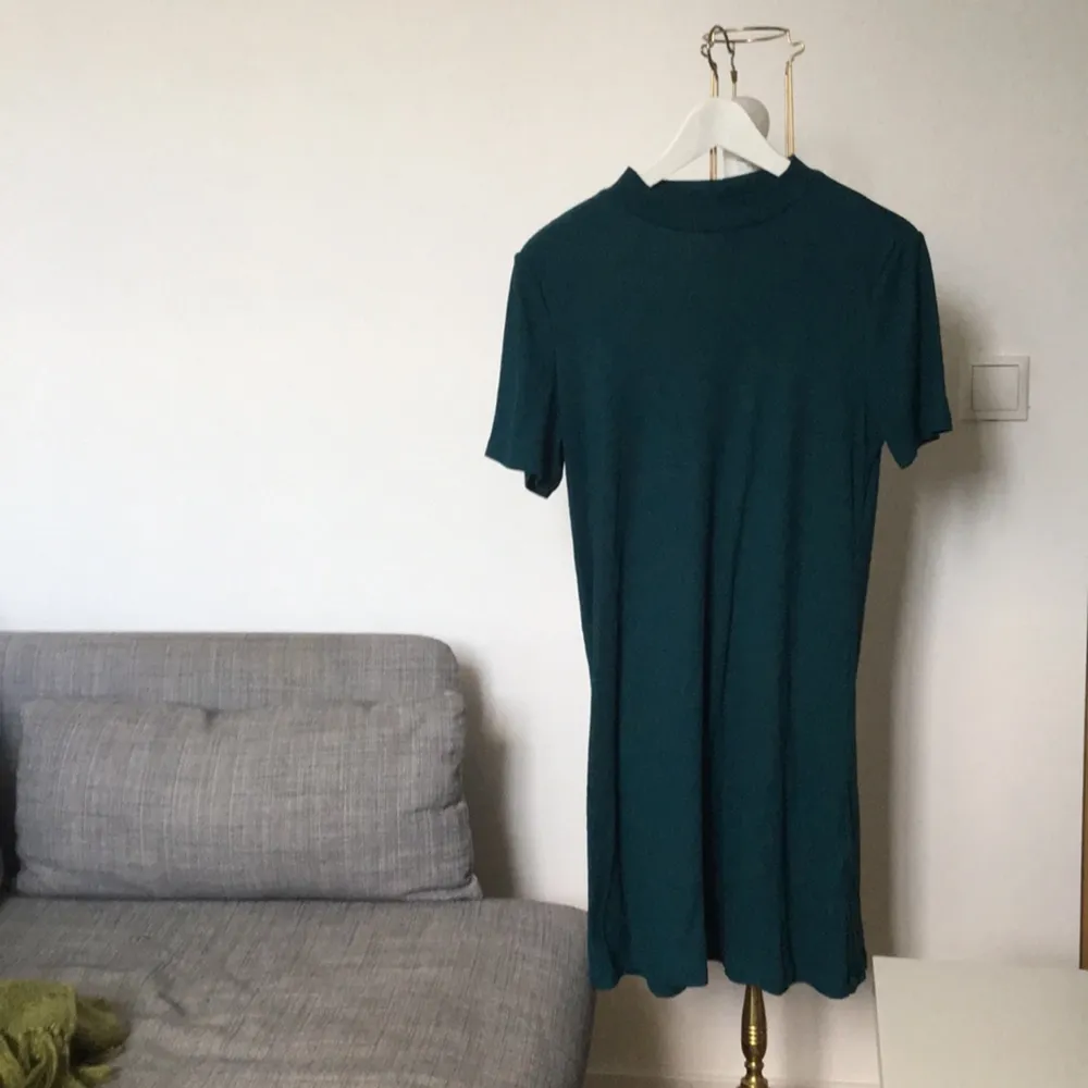 Poloklänning i grönblått från H&M. Använd sparsamt.   Frakt tillkommer 🌿. Klänningar.