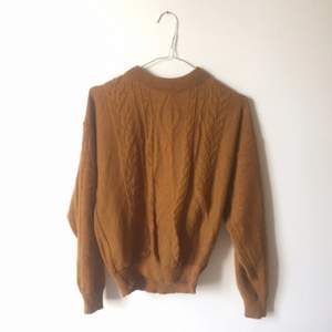 mysig senaps/brun stickad tröja, i strl m men liten till storlek, köpt secondhand! Säljes plus frakt 