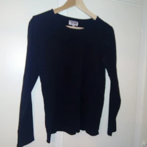  - En svart långärmad tröja 