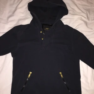  - Snygg Burberry tjocktröja i storlek M. Tröjan är i mycket fint skick det enda är lite slitage på ärmen som ni ser på bilden men inget som syns! 