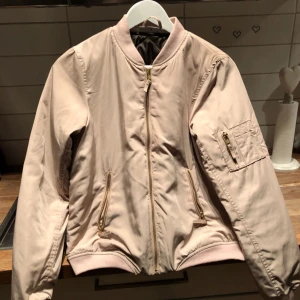  - Beige bomberjacka säljer pga använder ej längre. Frakt ingår och betalning via swish☺️