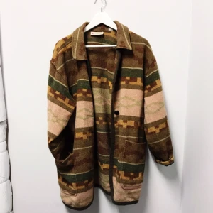  - Oversized filtjacka från Weekday Vintage. Säljes för 120kr, frakt tillkommer (kan även mötas upp i Malmö). Betalning sker vis swish