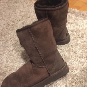  - Mörkbruna äkta uggs, säljes pga för stor storlek använd drygt 2 månader, ordinarie pris 2100kr