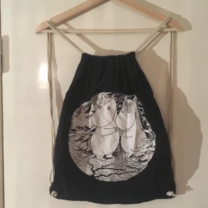  - Mumin-”gymbag”, i svart bomullstyg. Inköpt i Berlin, minns ej vad för märke.  Fint skick. Har swish, köparen står för fraktkostnad.