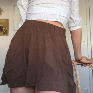 Brun klockad kjol i flowigt material från American Vintage. Elastisk midja, höstig och snygg passform 🍂