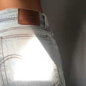 Levis Jeans  - Ljus blå Levis jeans med hål på ena knät. 