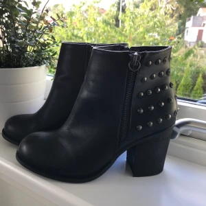 Stövletter  - Använt fåtal gånger, klackhöjd 7cm. Köptes för 600kr 