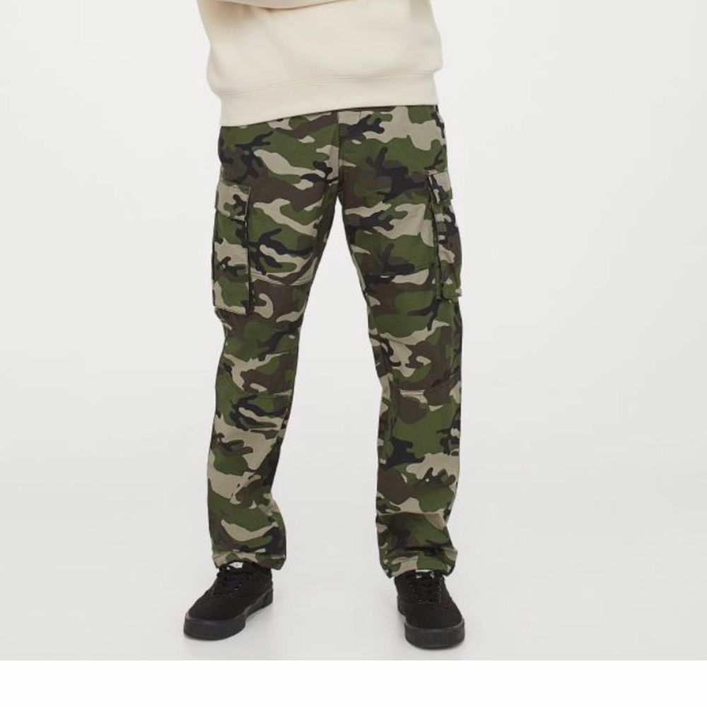 Säljer dessa skitsnygga camoflaugebyxorna som jag användt typ 5 gånger. Bilderna är lånade! De jag har är köpta från kvinnoavdelningen, men jag kan inte hitta dem på H&M’s sida längre. De ser dock likadana ut som de på bilden(kanske något ljusare efter tvättning), förutom att de inte har några bakfickor🥳 köptes för 199kr, säljer för 100kr. Jeans & Byxor.