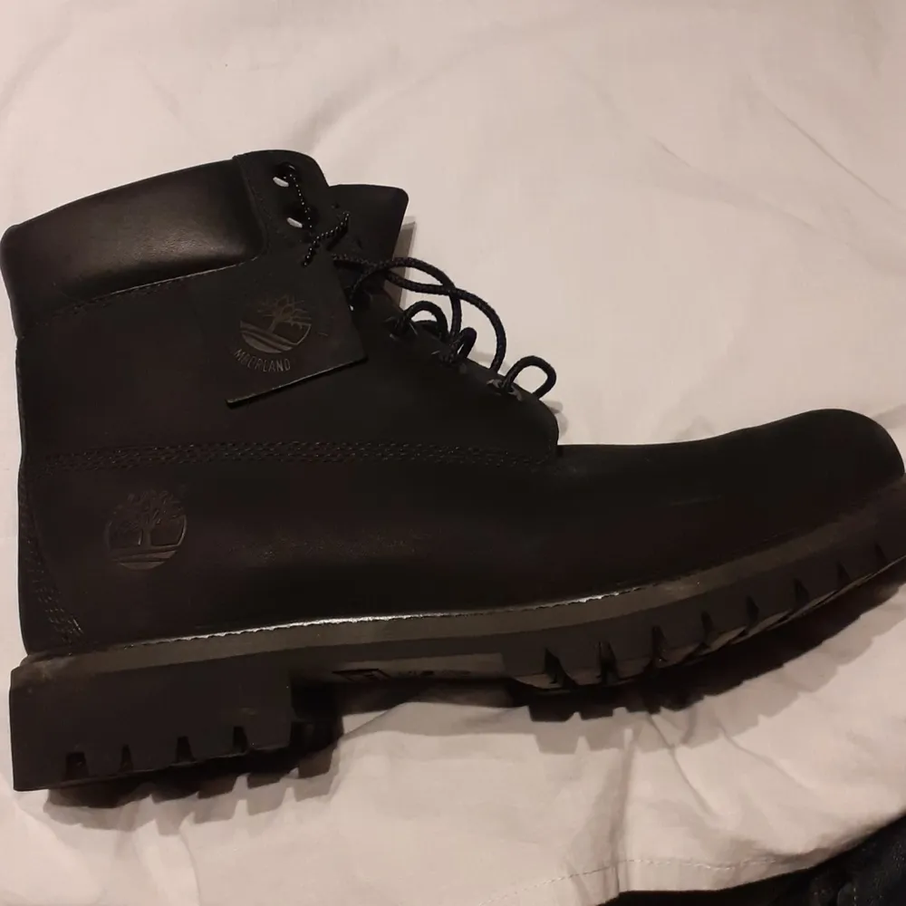 Det här är ett par vinter/höst skor i svart färg storleken e  42 EU skorna är en unisex modell som passar för både killar och tjejer aldrig använt ord pris 1200kr. Skor.