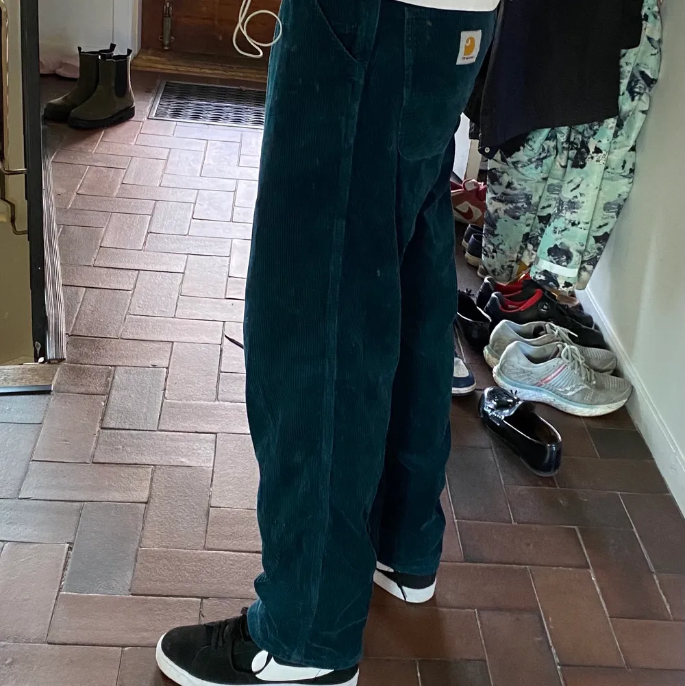 Corduroy simple pants från carhartt. Passar straight/baggy. Storlek 29/32. Blågröna. Pris kan diskuteras.. Jeans & Byxor.