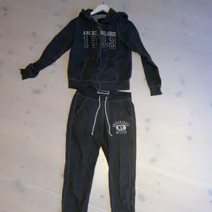 Ett fint grått mjukis set från Abercrombie and Fitch i bra skick, kan köpa tröjan och byxan separat för 100kr st (köparen står för frakten💘) 