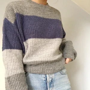 Stickad tröja nakd - Randig stickad tröja från nakd. Köpt för 400kr💕 pris: 80kr+frakt