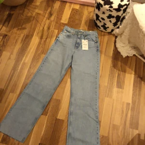 Jeans  - Jeans från Zara i modellen Hi-Rise Full Length som är helt slut sålda. Säljer pga för små:)