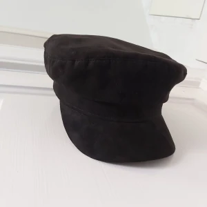 Keps/hatt - Söt höstig keps. Snyggt till en stickad tröja och ett par jeans tex. Lite för liten så bara använt den 3 gånger. Står storlek xs/s. Är i ett mocka liknande material.