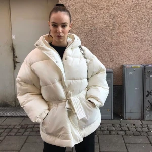 Vinter jacka från Nelly  - Köpt förra året från Nelly för 800kr, priset kan diskuteras och den är i storlek 34, jacka finns inte kvar på nätet, första bilden är på mig de resterande två är tagna från nätet fast samma jacka 💕