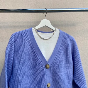 Blå kofta - Säljer min blåa kofta i nyskick från Zara, storlek S 🐬💙 Den är tjockt stickad och perfekt till hösten/vintern🍁 ❄️  Den sitter åt det mer lösare hållet! Är du intresserad så kontakta mig, köparen står för frakten!! 📦 🚛  (bud just nu: 200kr)